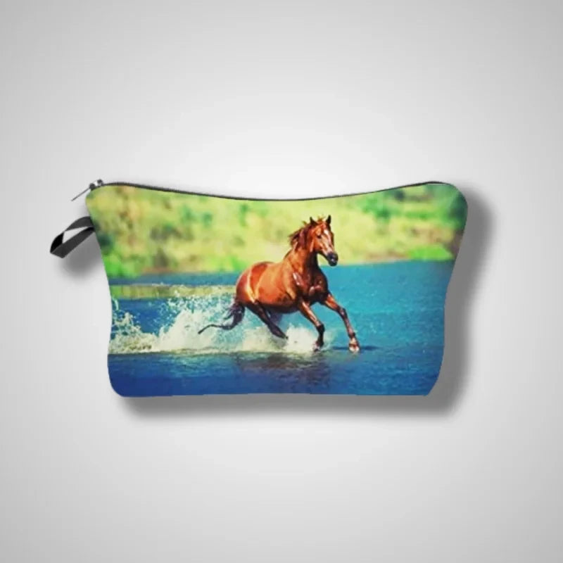 Trousse cheval au galop dans l'eau