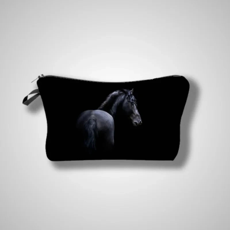 trousse toute noire avec un cheval